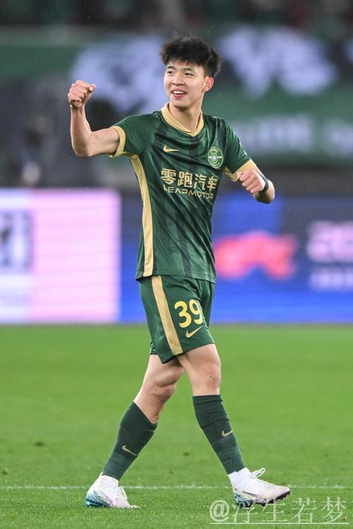 绿城队王钰栋荣膺2025中超最佳年轻球员 绿城队王钰栋荣膺2025中超最佳年轻球员